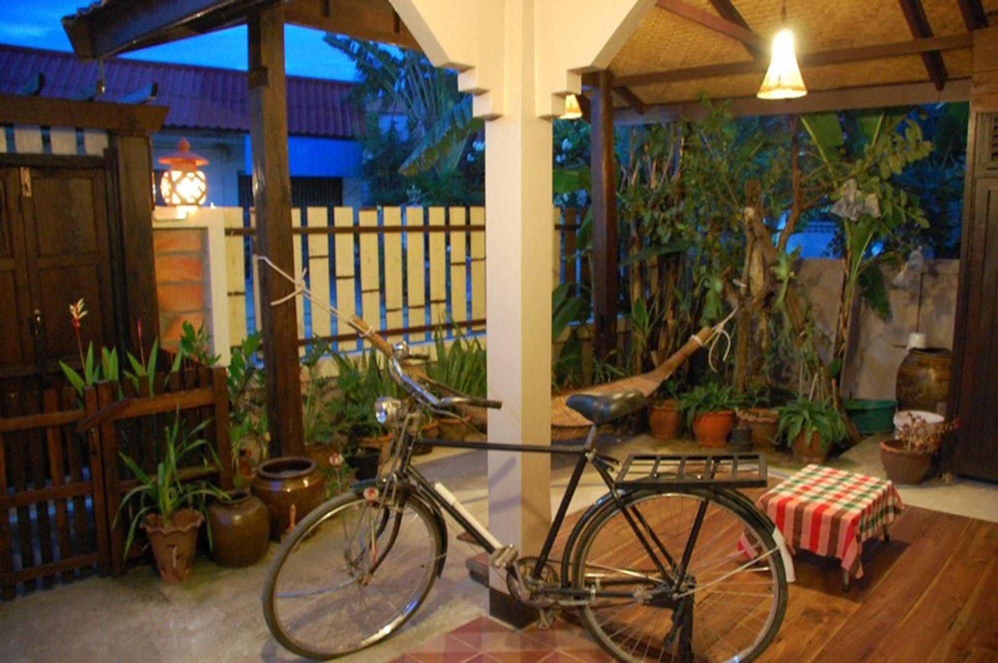 The Outside Inn Убонратчатхани Экстерьер фото