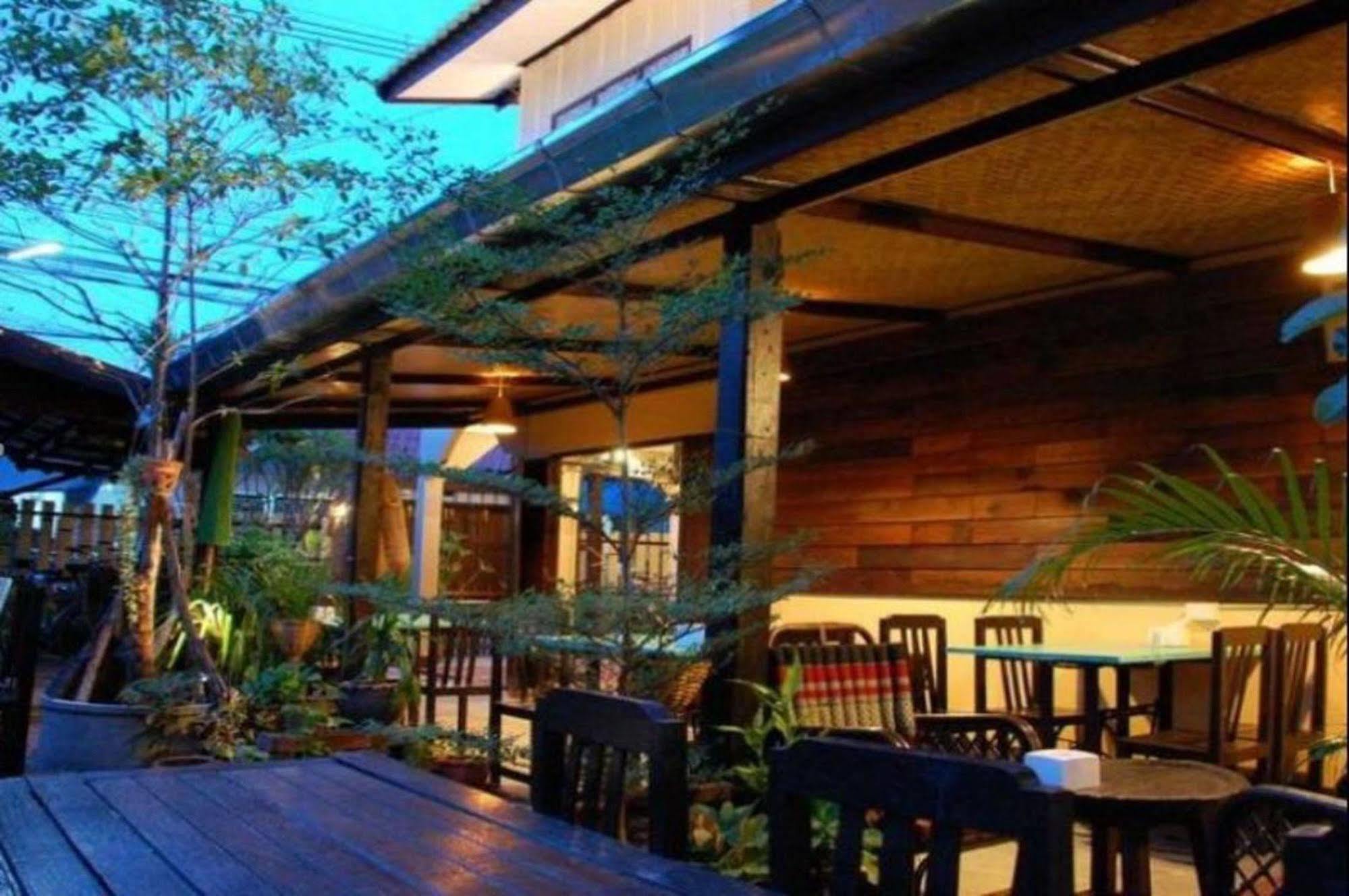 The Outside Inn Убонратчатхани Экстерьер фото