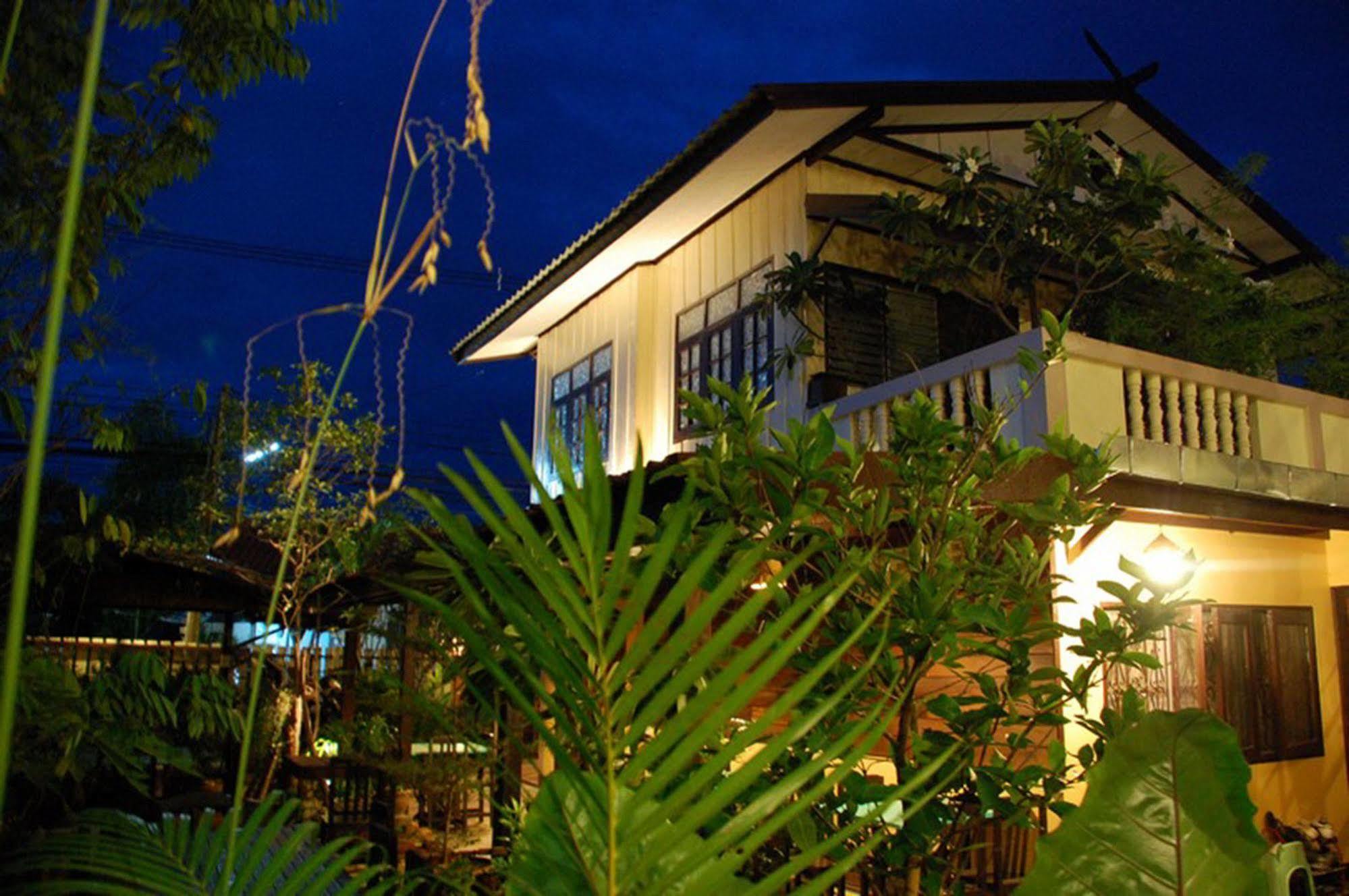 The Outside Inn Убонратчатхани Экстерьер фото