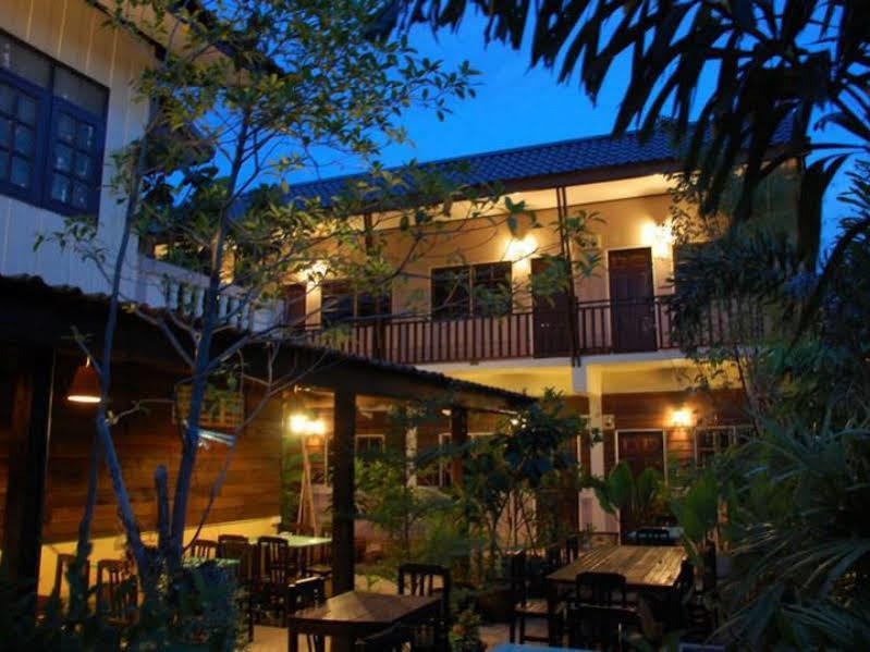 The Outside Inn Убонратчатхани Экстерьер фото